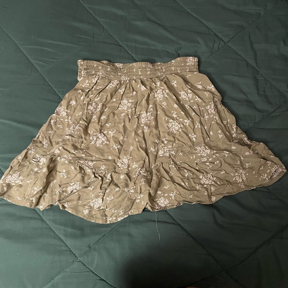 SO Olive Floral Smocked Mini Skirt - Picture 5 of 5